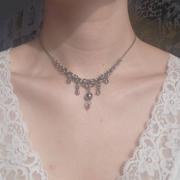 Gothic Victorian style V-shaped necklace with a small silver chain - Picture 6 of 12